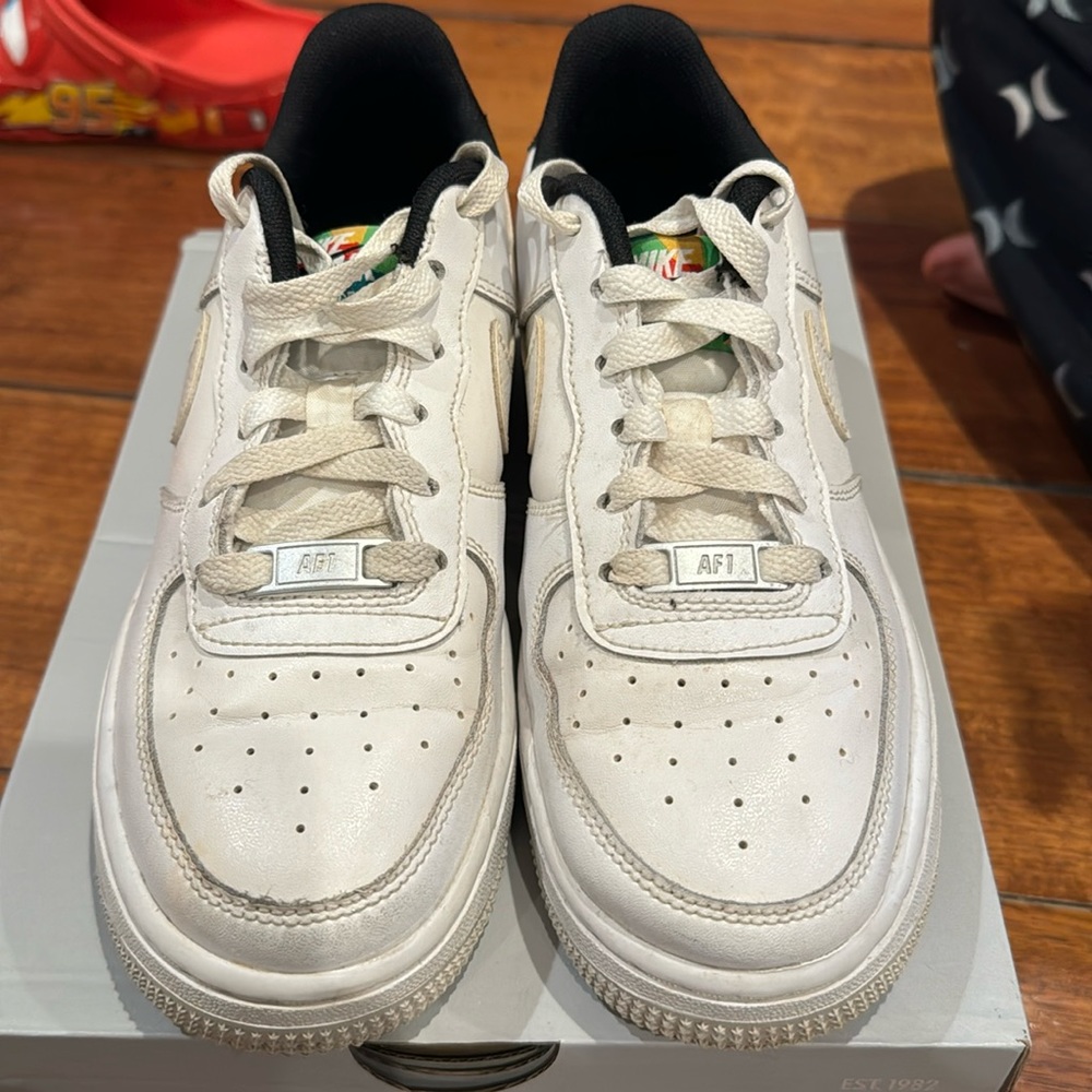 Nike Air Force 1 LV8, white/university red, size 4Y big boys